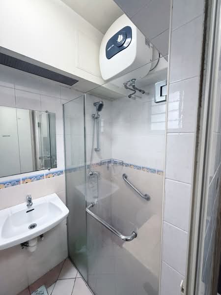 15 Farrer Park Road, 15 Farrer Park Road, 3 Bedrooms, 808 sqft, HDB Flat For Rent, by Valerie Ong, 500223921 - Common Bathroom - PropertyGuru.com.sg