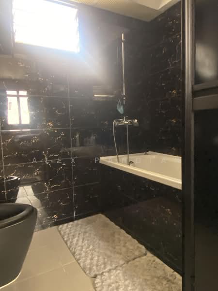 464A Bukit Batok West Avenue 8, 464A Bukit Batok West Avenue 8, 3 Bedrooms, 1,216 sqft, HDB Flat For Sale, by Alex Pandian, 500224019 - Bathroom - PropertyGuru.com.sg