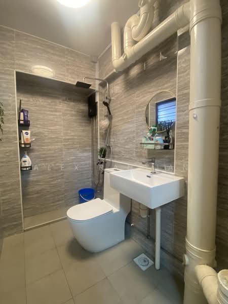 464A Bukit Batok West Avenue 8, 464A Bukit Batok West Avenue 8, 3 Bedrooms, 1,216 sqft, HDB Flat For Sale, by Alex Pandian, 500224019 - Bathroom - PropertyGuru.com.sg