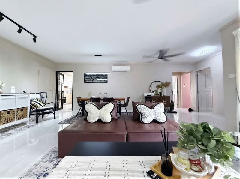122A Sengkang East Way, 122A Sengkang East Way, 3 Bedrooms, 1,184 sqft, HDB Flat For Sale, by Nazri Baobed, 500224021 - Living Room - PropertyGuru.com.sg