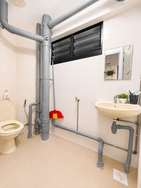 263 Jurong East Street 24, 263 Jurong East Street 24, 3 Bedrooms, 1,324 sqft, HDB Flat For Sale, by Sam Lim, 500224055 - Bathroom - PropertyGuru.com.sg