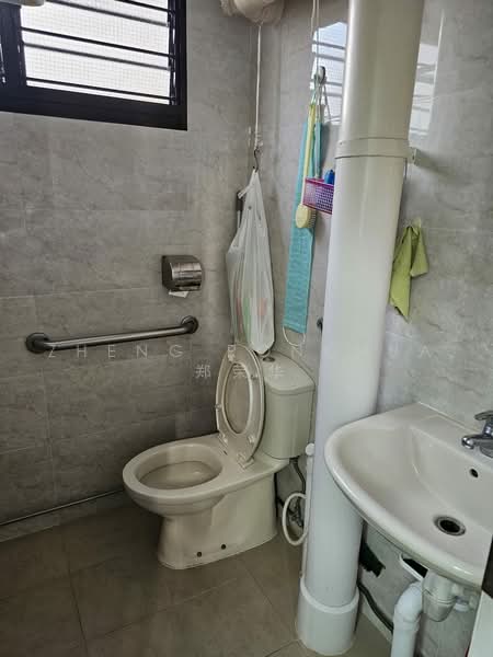327 Clementi Avenue 5, 327 Clementi Avenue 5, Room Rental, 120 sqft, HDB Flat For Rent, by Zheng Ronghua 郑荣华, 500224058 - Bathroom - PropertyGuru.com.sg