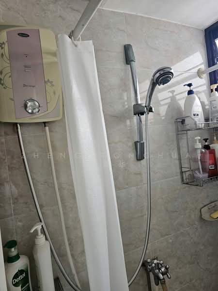 327 Clementi Avenue 5, 327 Clementi Avenue 5, Room Rental, 120 sqft, HDB Flat For Rent, by Zheng Ronghua 郑荣华, 500224058 - Bathroom - PropertyGuru.com.sg