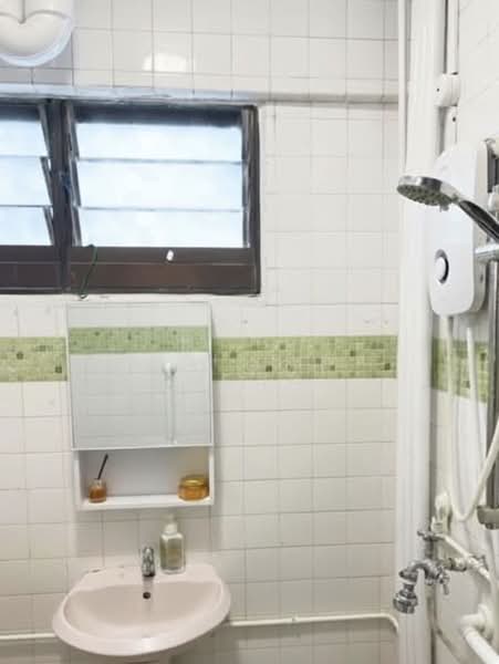 331 Jurong East Avenue 1, 331 Jurong East Avenue 1, 3 Bedrooms, 1,400 sqft, HDB Flat For Sale, by KK Goh, 500224097 - Bathroom - PropertyGuru.com.sg