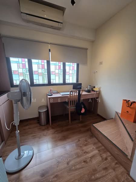 35A Lor 11 Geylang, , Room Rental, 120 sqft, Shophouse For Rent, by Mabel Tan, 500224129 - Working Desk - PropertyGuru.com.sg