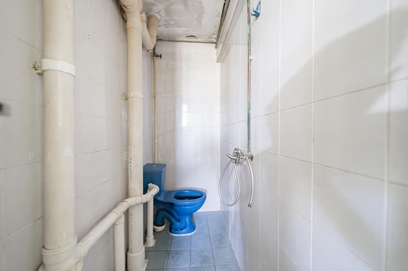 84 Commonwealth Close, 84 Commonwealth Close, 2 Bedrooms, 624 sqft, HDB Flat For Sale, by Warren Chan, 500224139 - Bathroom - PropertyGuru.com.sg