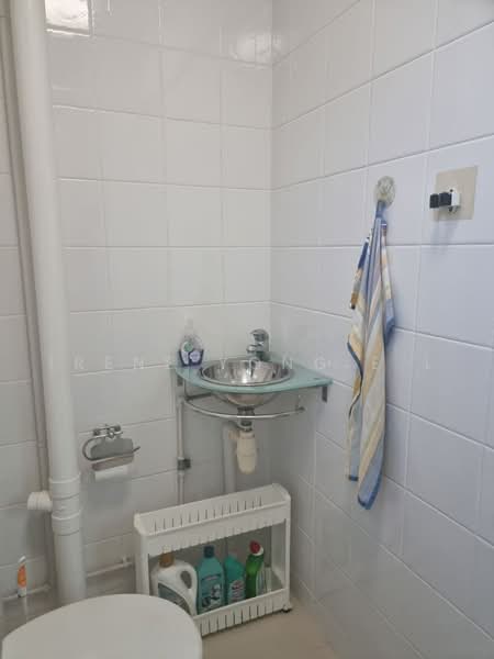 210 Tampines Street 23, 210 Tampines Street 23, 3 Bedrooms, 1,302 sqft, HDB Flat For Rent, by Irene Yong E L, 500224145 - Bathroom - PropertyGuru.com.sg