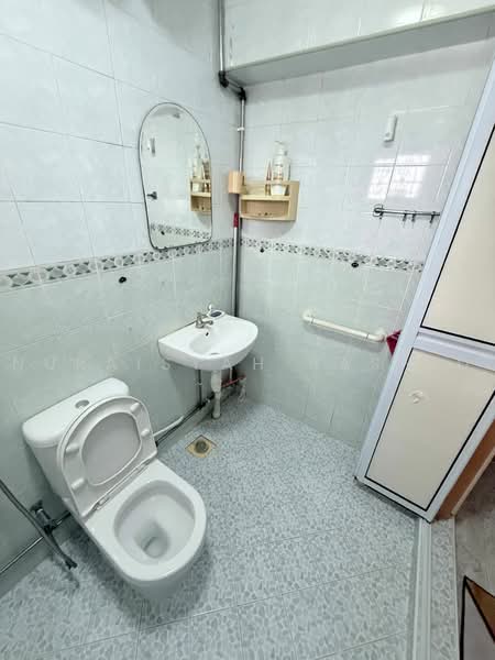 660A Jurong West Street 64, 660A Jurong West Street 64, Room Rental, 100 sqft, HDB Flat For Rent, by Nuraisyah Rashid, 500224152 - Bathroom - PropertyGuru.com.sg