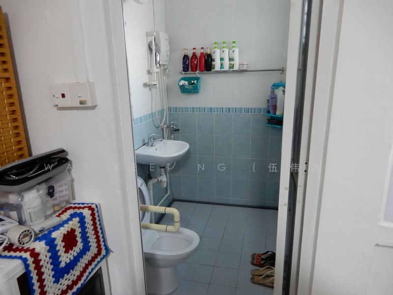 613 Hougang Avenue 8, 613 Hougang Avenue 8, 3 Bedrooms, 904 sqft, HDB Flat For Rent, by Wai Keet Ng (伍伟杰), 500224160 - Bathroom - PropertyGuru.com.sg