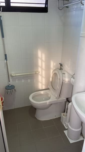 351 Clementi Avenue 2, 351 Clementi Avenue 2, Room Rental, 150 sqft, HDB Flat For Rent, by Terrell Soh, 500224193 - Bathroom - PropertyGuru.com.sg