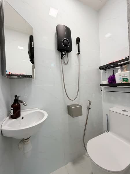 Sims Green, 7 Lorong 27A Geylang, 3 Bedrooms, 1,755 sqft, Apartment For Rent, by Alexis Quek, 500224218 - Bathroom - PropertyGuru.com.sg