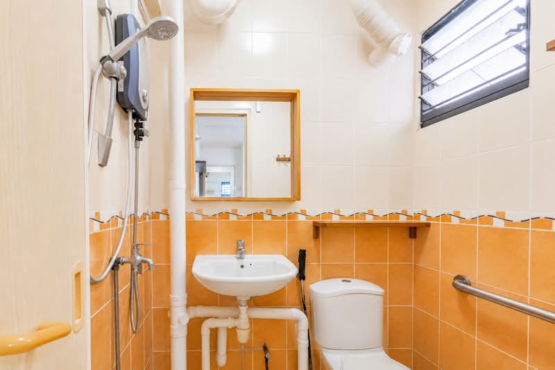 649 Ang Mo Kio Avenue 5, 649 Ang Mo Kio Avenue 5, 2 Bedrooms, 807 sqft, HDB Flat For Sale, by JOHN YEO, 500224225 - Bathroom - PropertyGuru.com.sg
