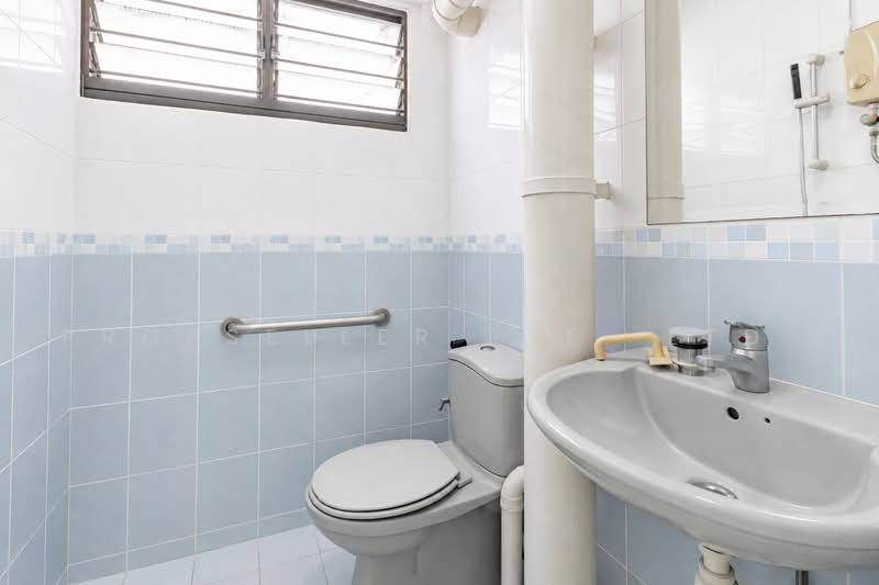 649 Ang Mo Kio Avenue 5, 649 Ang Mo Kio Avenue 5, 2 Bedrooms, 807 sqft, HDB Flat For Sale, by JOHN YEO, 500224225 - Bathroom - PropertyGuru.com.sg