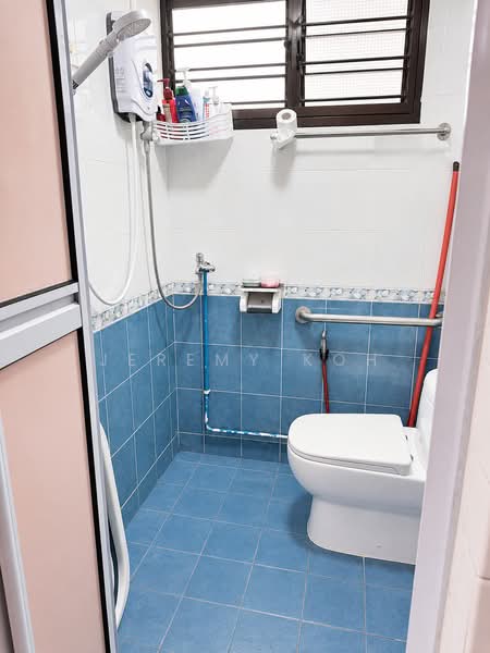 607 Clementi West Street 1, 607 Clementi West Street 1, 2 Bedrooms, 721 sqft, HDB Flat For Sale, by Jeremy Koh, 500224245 - Bathroom - PropertyGuru.com.sg