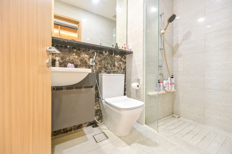 City Gate, 371 Beach Road, 3 Bedrooms, 904 sqft, Apartment For Sale, by Adriel Li Yewen, 500224254 - Bathroom - PropertyGuru.com.sg