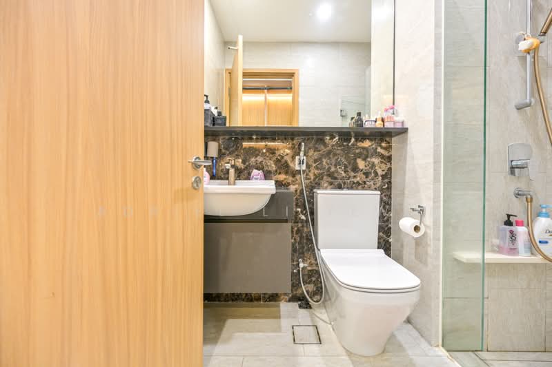 City Gate, 371 Beach Road, 3 Bedrooms, 904 sqft, Apartment For Sale, by Adriel Li Yewen, 500224254 - Bathroom - PropertyGuru.com.sg