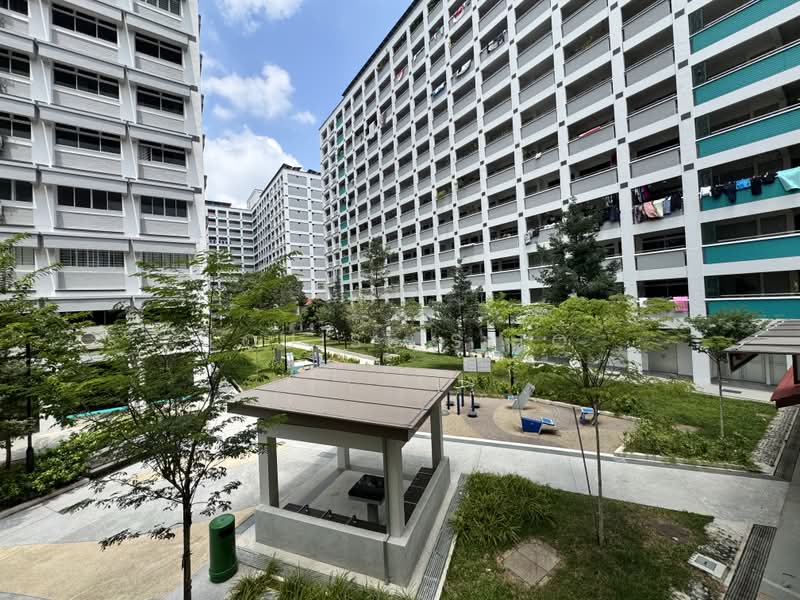 639 Pasir Ris Drive 1, 639 Pasir Ris Drive 1, 3 Bedrooms, 1,119 sqft, HDB Flat For Sale, by Louise Sito, 500224299 - Newly renovated by town council - PropertyGuru.com.sg