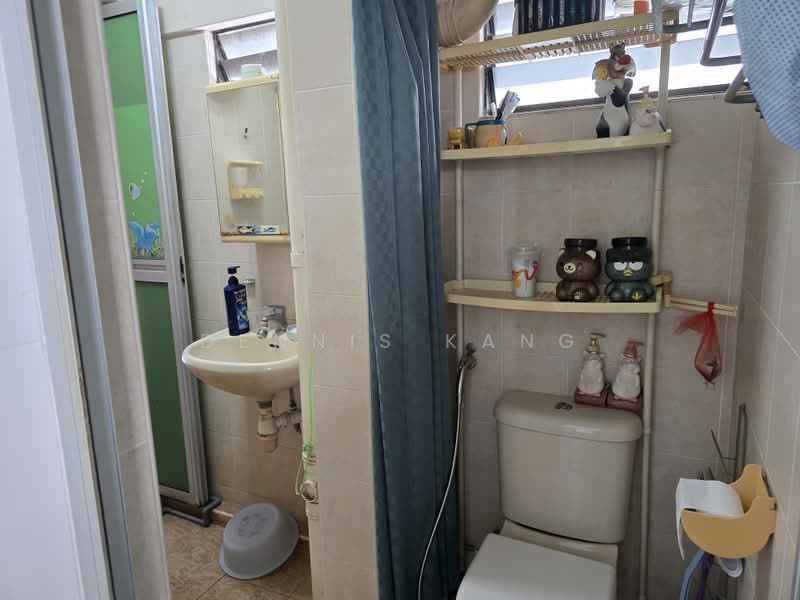 85B Lorong 4 Toa Payoh, 85B Lorong 4 Toa Payoh, 2 Bedrooms, 68 sqft, HDB Flat For Sale, by Dennis Kang, 500224326 - Bathroom - PropertyGuru.com.sg