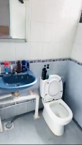 302 Clementi Avenue 4, 302 Clementi Avenue 4, 3 Bedrooms, 990 sqft, HDB Flat For Sale, by Sally Kam, 500224348 - Bathroom - PropertyGuru.com.sg
