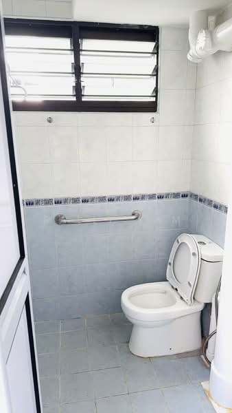 302 Clementi Avenue 4, 302 Clementi Avenue 4, 3 Bedrooms, 990 sqft, HDB Flat For Sale, by Sally Kam, 500224348 - Bathroom - PropertyGuru.com.sg