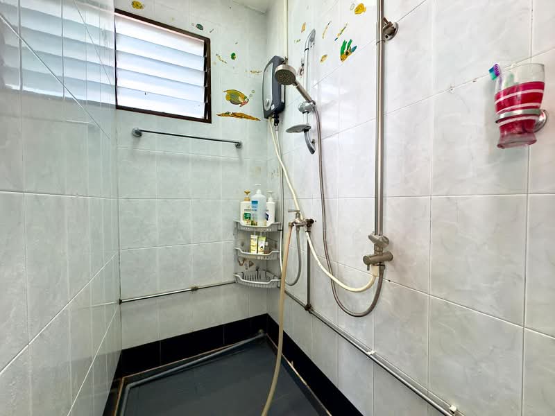 534 Bukit Batok Street 51, 534 Bukit Batok Street 51, 2 Bedrooms, 743 sqft, HDB Flat For Sale, by Farah Zack, 500224363 - Bathroom - PropertyGuru.com.sg