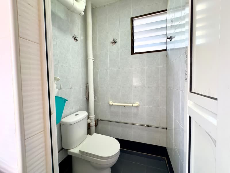 534 Bukit Batok Street 51, 534 Bukit Batok Street 51, 2 Bedrooms, 743 sqft, HDB Flat For Sale, by Farah Zack, 500224363 - Bathroom - PropertyGuru.com.sg