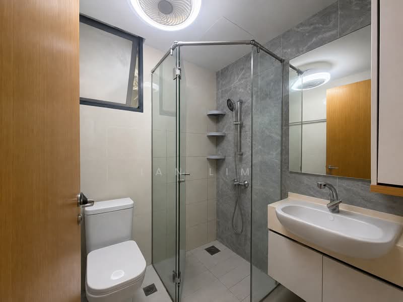 La Fiesta, 68 Sengkang Square, 3 Bedrooms, 990 sqft, Condominium For Sale, by Ian Lim, 500224407 - Bathroom - PropertyGuru.com.sg