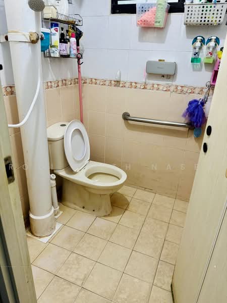 205 Marsiling Drive, 205 Marsiling Drive, 3 Bedrooms, 980 sqft, HDB Flat For Sale, by Rozi Faith Naser, 500224417 - Bathroom - PropertyGuru.com.sg