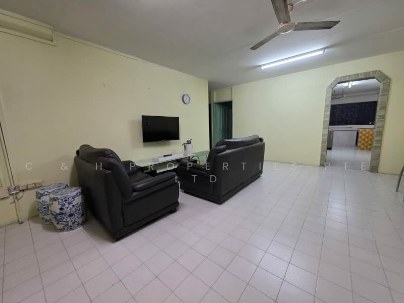 132 Yishun Street 11, 132 Yishun Street 11, 3 Bedrooms, 1,119 sqft, HDB Flat For Sale, by PETER, 500224435 - Living Room - PropertyGuru.com.sg