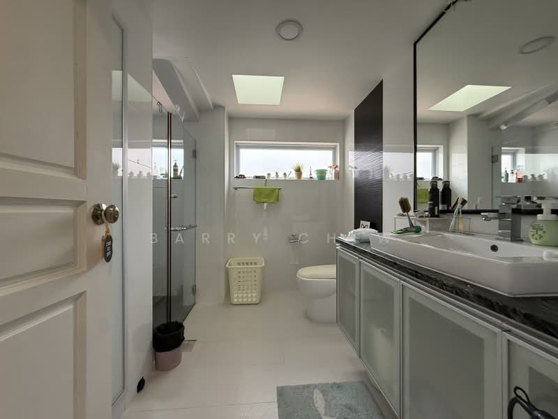 Landed Terrace Freehold D16, Meragi Road, Jalan Pergam, Jalan Pelatok, East View Garden, Sunbird Road, 6 Bedrooms, 3,500 sqft, Terraced House For Sale, by Barry Chew, 500224476 - Bathroom - PropertyGuru.com.sg
