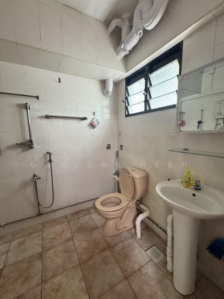 641 Choa Chu Kang Street 64, 641 Choa Chu Kang Street 64, 3 Bedrooms, 1,323 sqft, HDB Flat For Sale, by Ganesan Nesh, 500224479 - Bathroom - PropertyGuru.com.sg