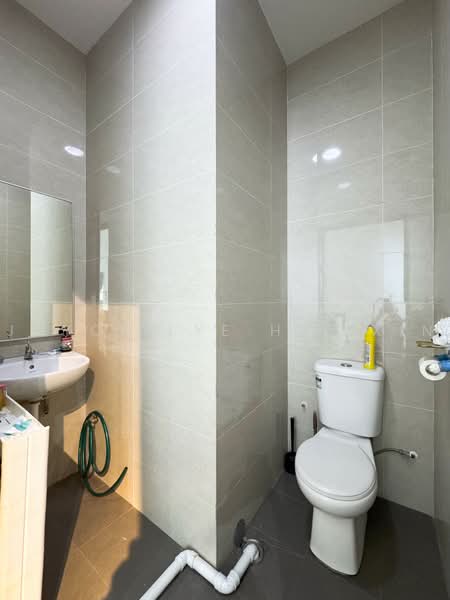 Prestige Point, 398 Upper Paya Lebar Road, Hougang / Punggol / Sengkang, 592 sqft, Shop / Shophouse For Sale, by Joyce Lye Hui Xin, 500224507 - Bathroom - CommercialGuru.com.sg