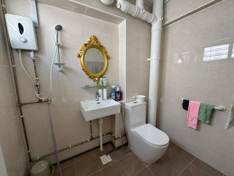 444 Hougang Avenue 8, 444 Hougang Avenue 8, 3 Bedrooms, 1,108 sqft, HDB Flat For Sale, by TENGKU SHAHRUL, 500224533 - Bathroom - PropertyGuru.com.sg