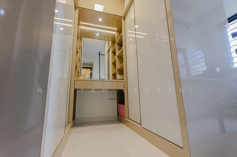 464B Bukit Batok West Avenue 8, 464B Bukit Batok West Avenue 8, 3 Bedrooms, 1,001 sqft, HDB Flat For Rent, by Nadiyah Kamsani, 500224540 - Masterbedroom built-ins wardrobe - PropertyGuru.com.sg