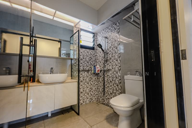 464B Bukit Batok West Avenue 8, 464B Bukit Batok West Avenue 8, 3 Bedrooms, 1,001 sqft, HDB Flat For Rent, by Nadiyah Kamsani, 500224540 - Common bathroom - PropertyGuru.com.sg