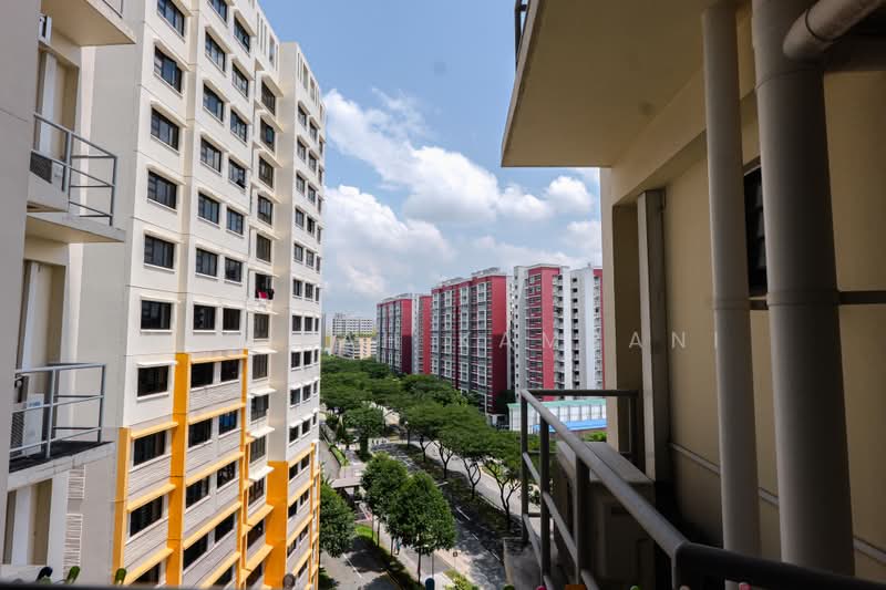 464B Bukit Batok West Avenue 8, 464B Bukit Batok West Avenue 8, 3 Bedrooms, 1,001 sqft, HDB Flat For Rent, by Nadiyah Kamsani, 500224540 - View from service yard - PropertyGuru.com.sg