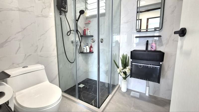 28 Ghim Moh Link, 28 Ghim Moh Link, 3 Bedrooms, 1,216 sqft, HDB Flat For Sale, by Shaun Dhillon, 500224551 - Common Bathroom - PropertyGuru.com.sg