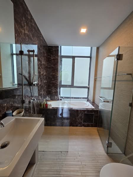 Viz at Holland, 221 Queensway, 3 Bedrooms, 1,259 sqft, Condominium For Rent, by Ann Ong, 500224595 - Bathroom - PropertyGuru.com.sg