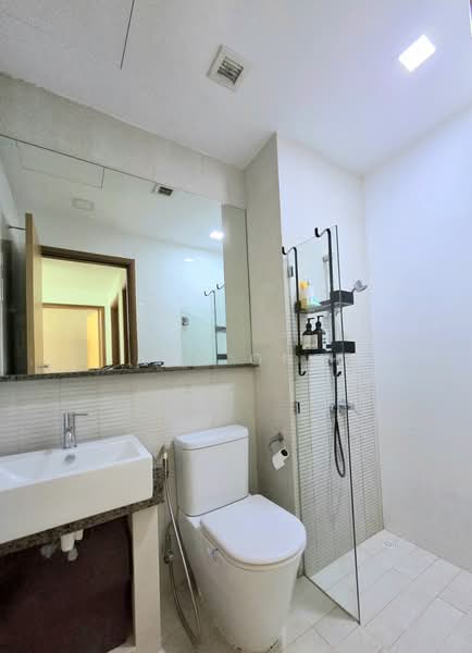 Viz at Holland, 221 Queensway, 3 Bedrooms, 1,259 sqft, Condominium For Rent, by Ann Ong, 500224595 - Bathroom - PropertyGuru.com.sg