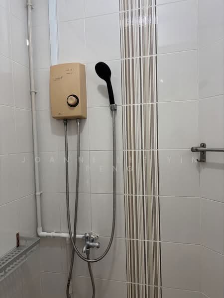 308 Jurong East Street 32, 308 Jurong East Street 32, 2 Bedrooms, 807 sqft, HDB Flat For Rent, by Joanne Lee Yin Peng, 500224597 - Bathroom - PropertyGuru.com.sg