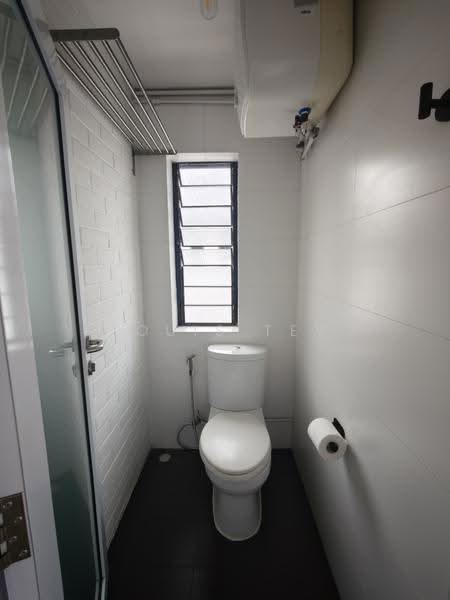 56 Eng Hoon Street, 56 Eng Hoon Street, Alexandra / Commonwealth, 3 Bedrooms, 1,001 sqft, Walk-up Apartment For Rent, by Louis Tey, 500224598 - Bathroom - PropertyGuru.com.sg