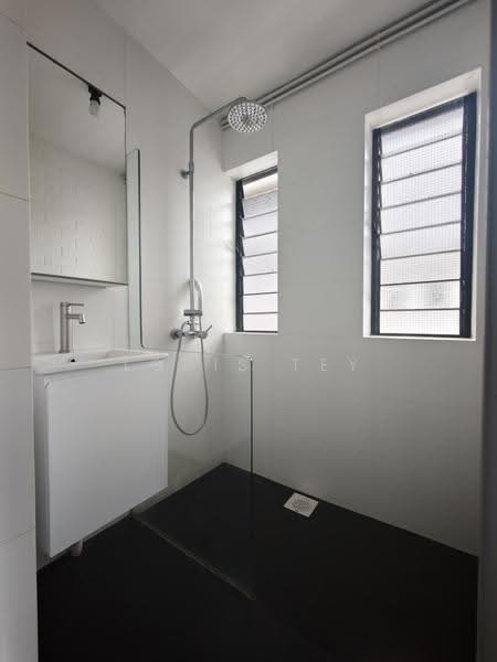 56 Eng Hoon Street, 56 Eng Hoon Street, Alexandra / Commonwealth, 3 Bedrooms, 1,001 sqft, Walk-up Apartment For Rent, by Louis Tey, 500224598 - Bathroom - PropertyGuru.com.sg