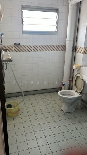 349 Tampines Street 33, 349 Tampines Street 33, 3 Bedrooms, 1,356 sqft, HDB Flat For Rent, by Alfred Tan, 500224653 - Bathroom - PropertyGuru.com.sg