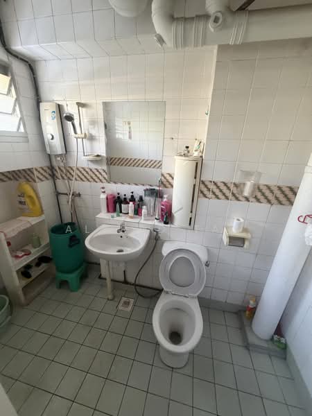349 Tampines Street 33, 349 Tampines Street 33, 3 Bedrooms, 1,356 sqft, HDB Flat For Rent, by Alfred Tan, 500224653 - Bathroom - PropertyGuru.com.sg