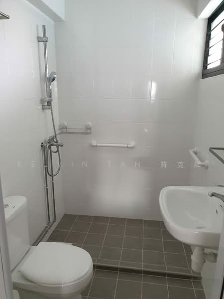 125 Bishan Street 12, 125 Bishan Street 12, 3 Bedrooms, 893 sqft, HDB Flat For Rent, by Kelvin Tan 陈克辉, 500224654 - Master Bathroom - PropertyGuru.com.sg