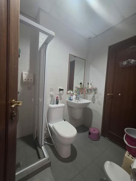 Lakeside Grove, Corporation Rise, 6 Bedrooms, 3,136 sqft, Terraced House For Rent, by Ivory Lew, 500224656 - Bathroom - PropertyGuru.com.sg
