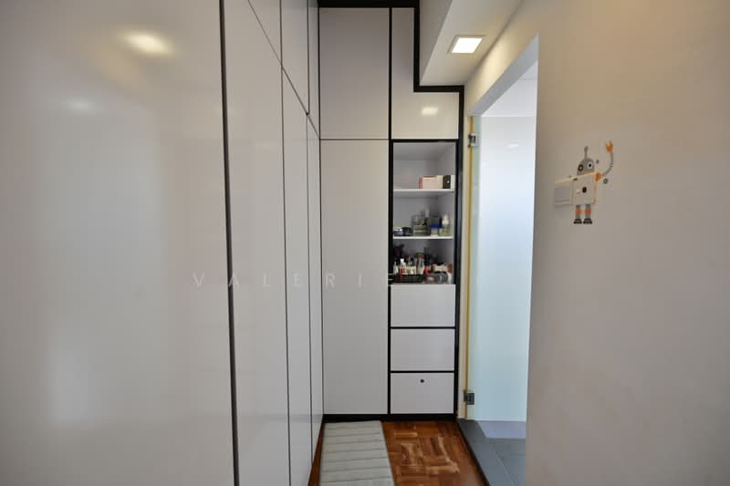 St Patrick's Court, 21A St Patrick's Road, 3 Bedrooms, 1,324 sqft, Apartment For Sale, by Valerie Jin, 500224670 - Master Bedroom walk in wardrobe - PropertyGuru.com.sg