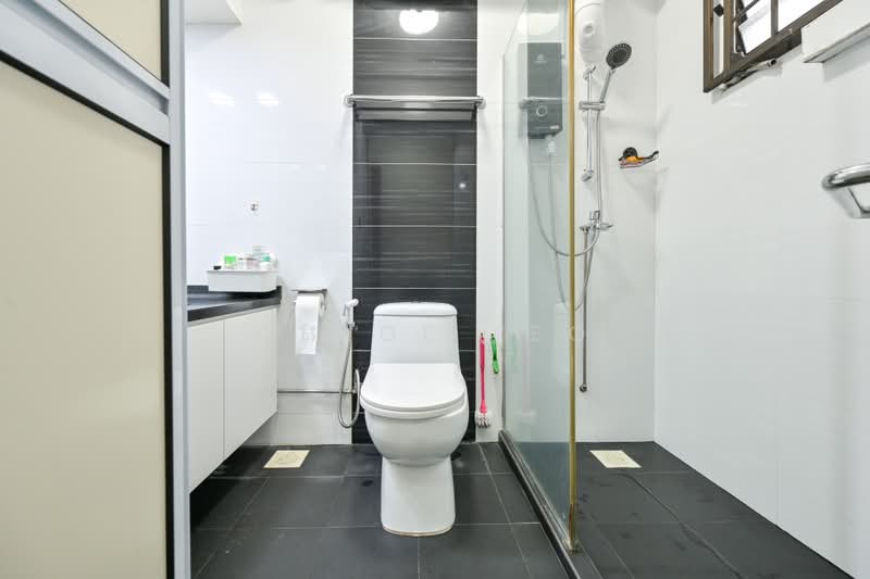 589D Montreal Drive, 589D Montreal Drive, 3 Bedrooms, 969 sqft, HDB Flat For Sale, by Chloe Teo, 500224671 - Master Bathroom - PropertyGuru.com.sg