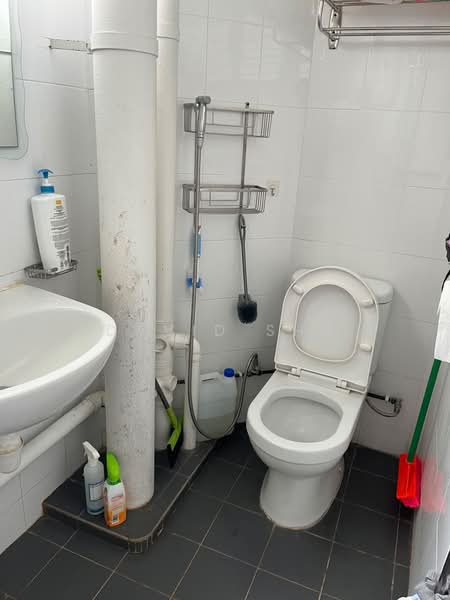 700A Ang Mo Kio Avenue 6, 700A Ang Mo Kio Avenue 6, Room Rental, 131 sqft, HDB Flat For Rent, by David Shu, 500224714 - Bathroom - PropertyGuru.com.sg