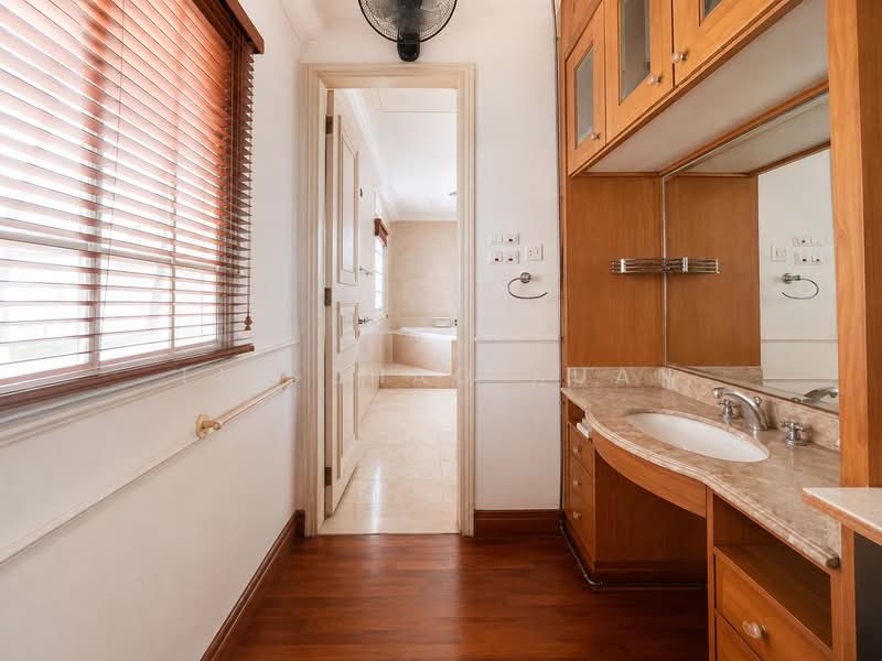 Holland Grove View, , 5 Bedrooms, 3,500 sqft, Semi-Detached House For Rent, by Lim Zhao Xuan, 500224733 - Master Vanity Area - PropertyGuru.com.sg